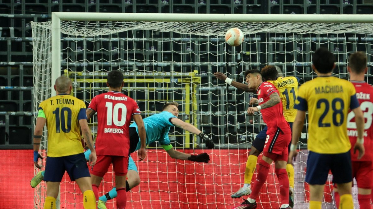 Hincapié abrió como titular y jugó los 90 minutos en la victoria.