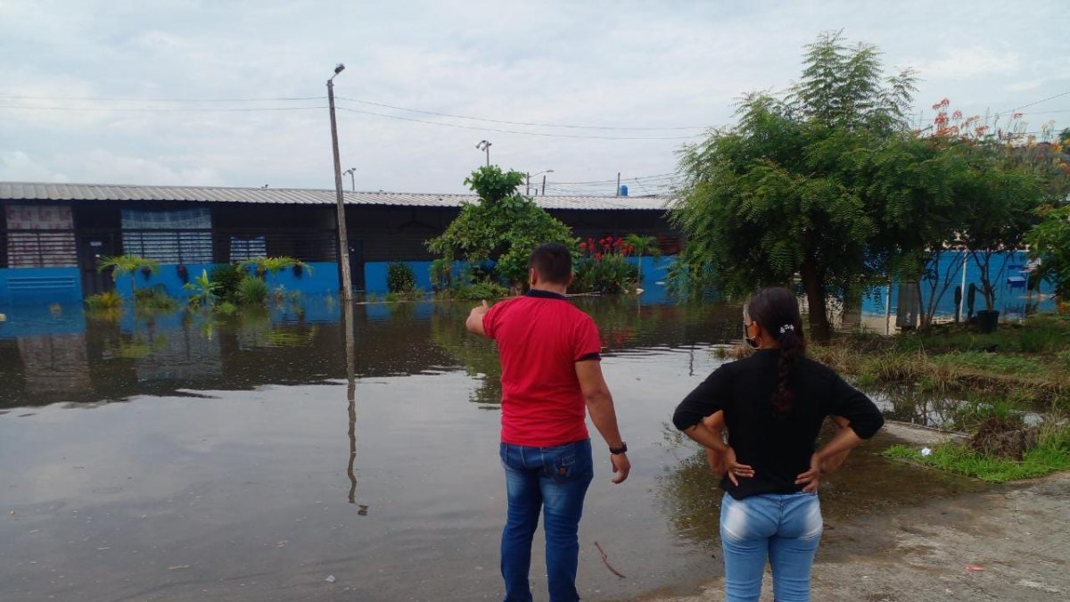 La situación del colegio Santa Lucía, uno de los principales de este cantón de Guayas, este 20 de abril.