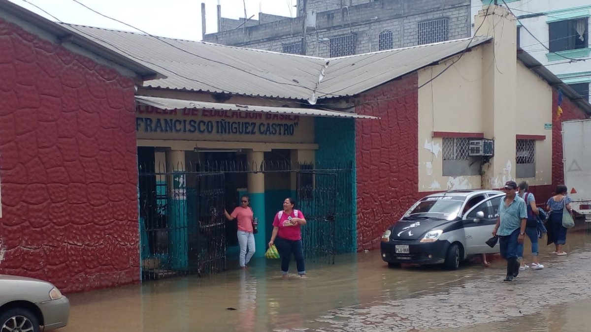 Padres de familia y maestros realizan sus labores en un plantel inundado en Salitre.