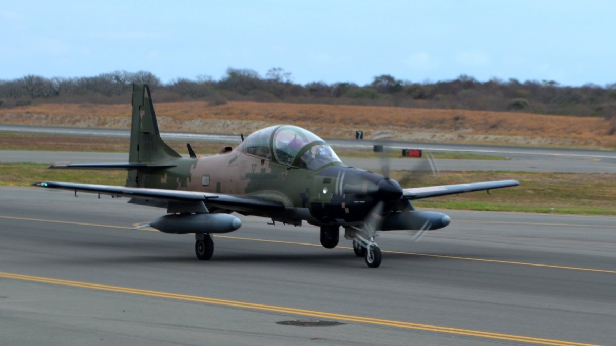 Archivo. Un avión Supertucano y uniformados de la FAE.