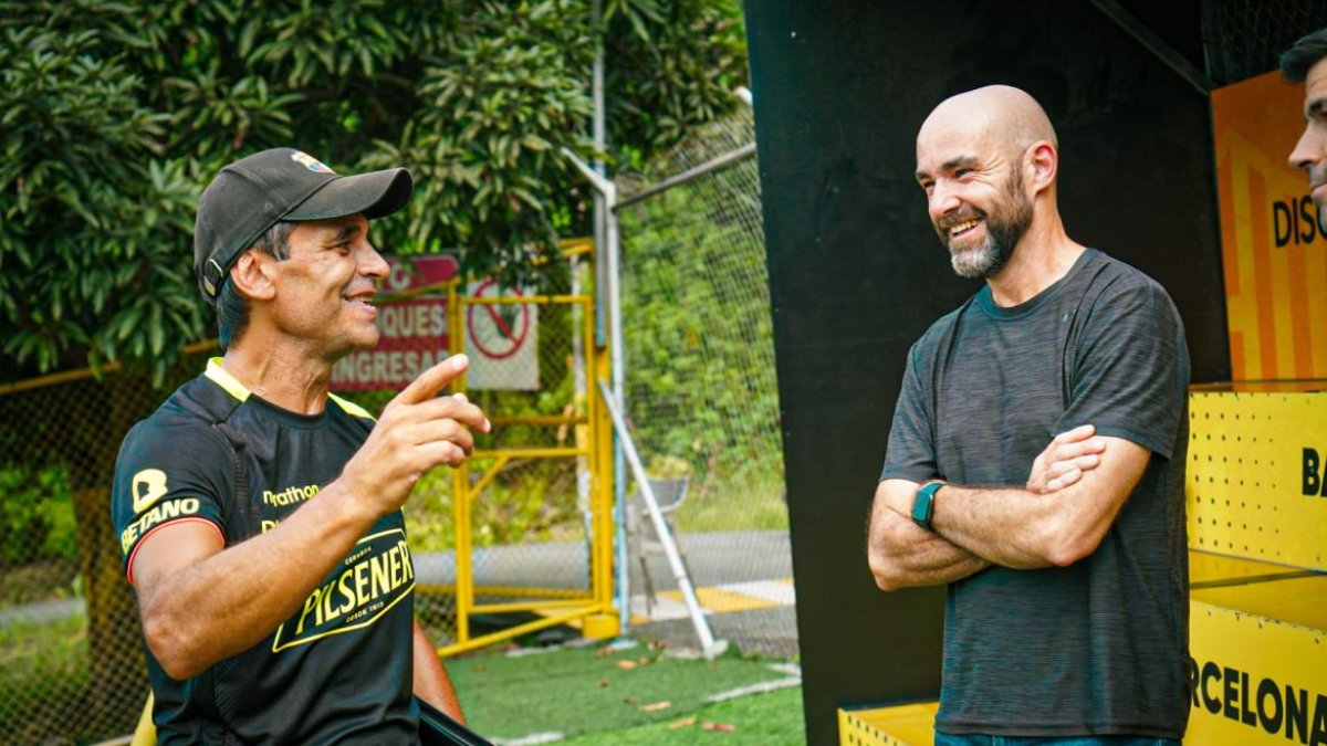Félix Sánchez (d), DT de la Tri, estuvo presente en la práctica de Barcelona.
