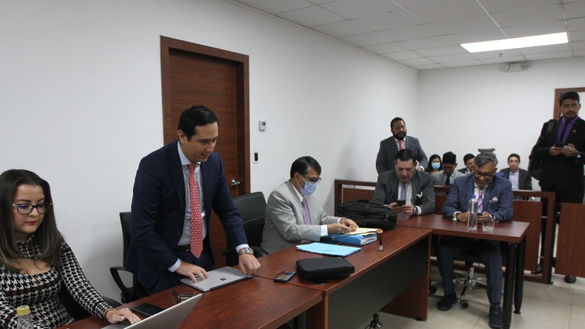 Diligencia. Defensores acudieron a la audiencia que debía realizarse este jueves en el Complejo Judicial norte.