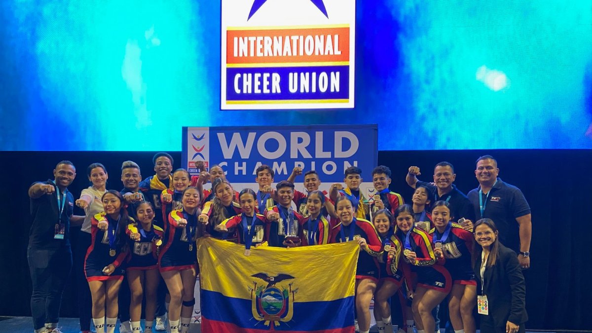 Con la felicidad en sus rostros, el equipo de jóvenes entre 15 a 18 años regresa a casa con el oro en sus manos