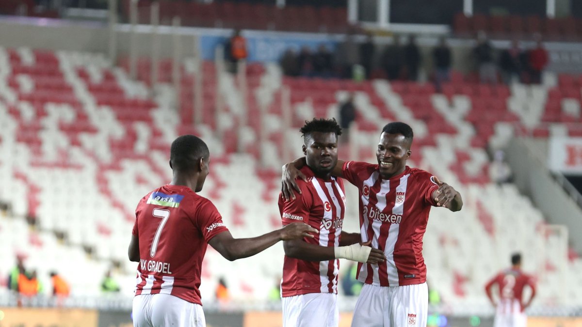 Jordy Caicedo (c) selló la victoria del Sivasspor de Turquía.