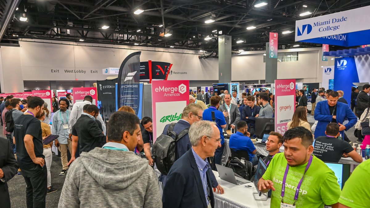 Unas personas visitan el pabellón de la Universidad Miami Dade College (MDC) en el foro eMerge Americas el jueves 20 de abril en el Centro de Convenciones de Miami Beach, en el sur de Florida (EE.UU.)