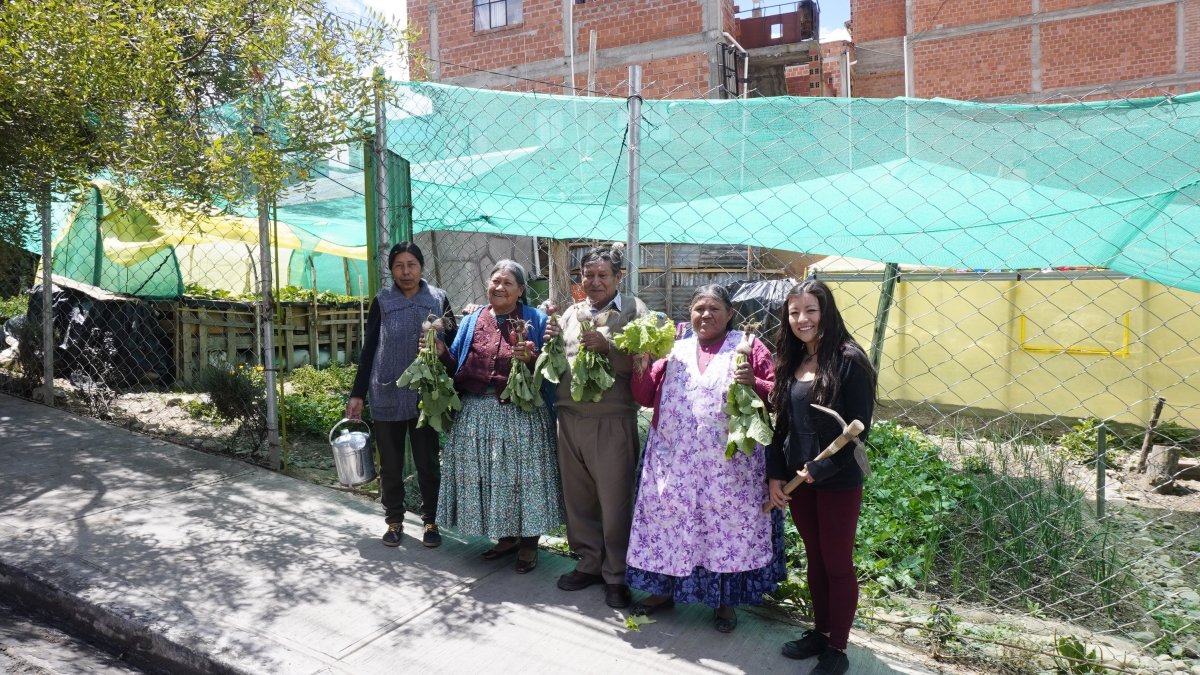 El grupo de adultos mayores aimaras posan en el huerto urbano 'Awicha', en La Paz (Bolivia).