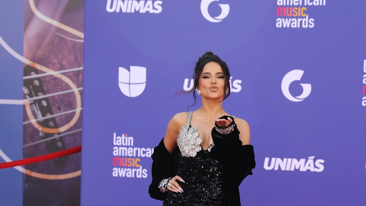 La cantante Becky G posa en la alfombra roja de los Latin American Music Awards (Latin AMAs) , en el MGM Grand Garden Arena en Las Vegas, Nevada.