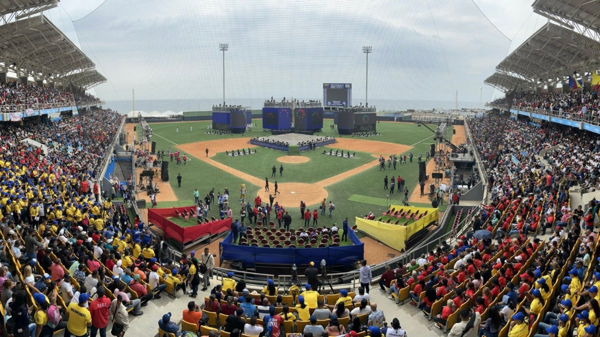 La inauguración de los juegos se dieron en el estadio de béisbol Jorge Luis García Carneiro de La Guaira.