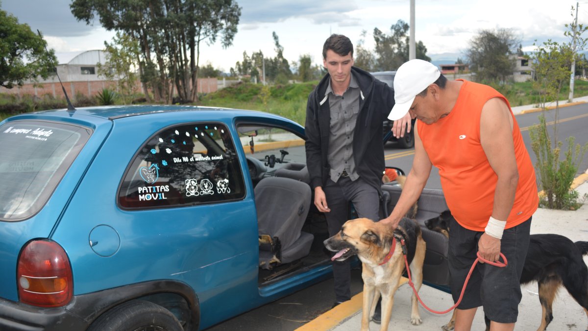 Servicio. Uno de los clientes espera con paciencia al vehículo para el traslado de su mascota hasta la veterinaria.