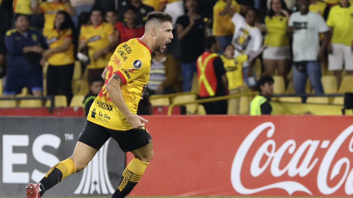 Jonatan Bauman celebrando el gol de la victoria ante Bolívar.