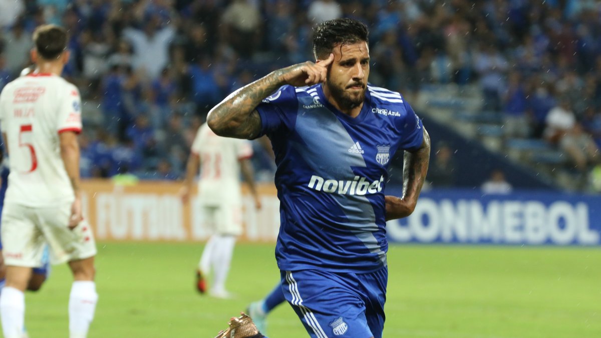 Caín Fara celebrando la anotación que le dio el triunfo a Emelec
