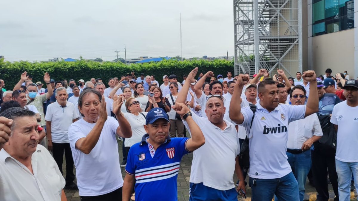 Audiencia. Vestidos de blanco, decenas de transportistas fueron al sitio.
