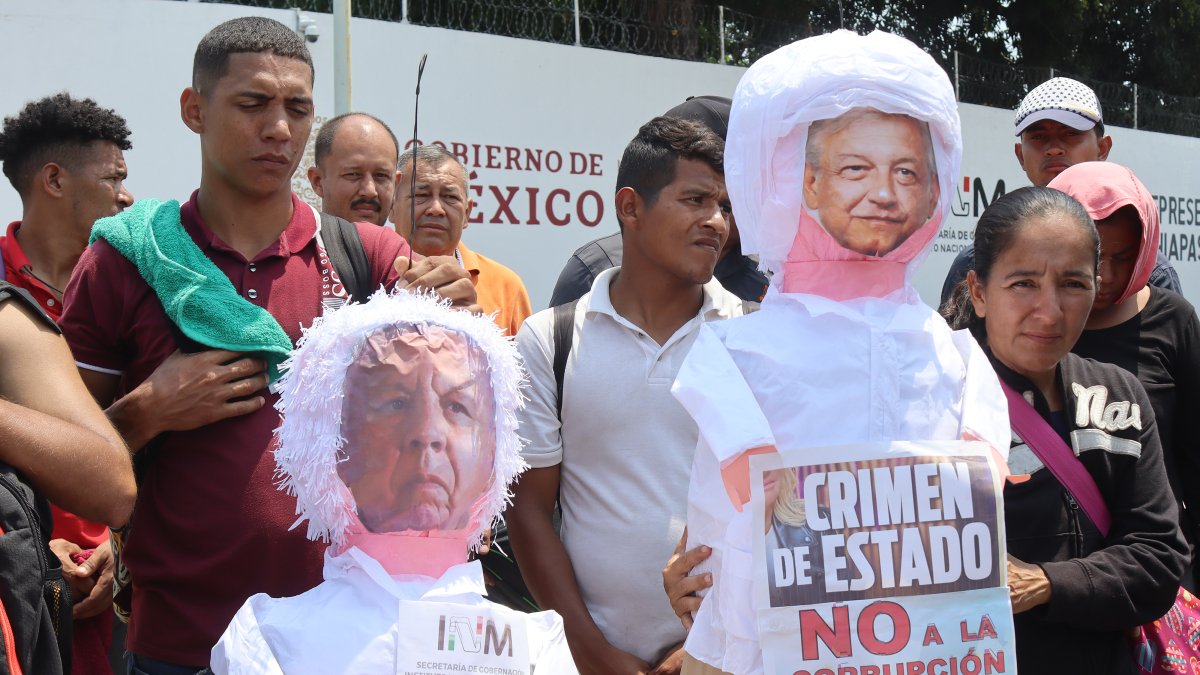 Migrantes protestan hoy 21 de abril de 2023 frente a la estación migratoria Siglo XXI en la ciudad de Tapachula, estado de Chiapas (México).  .