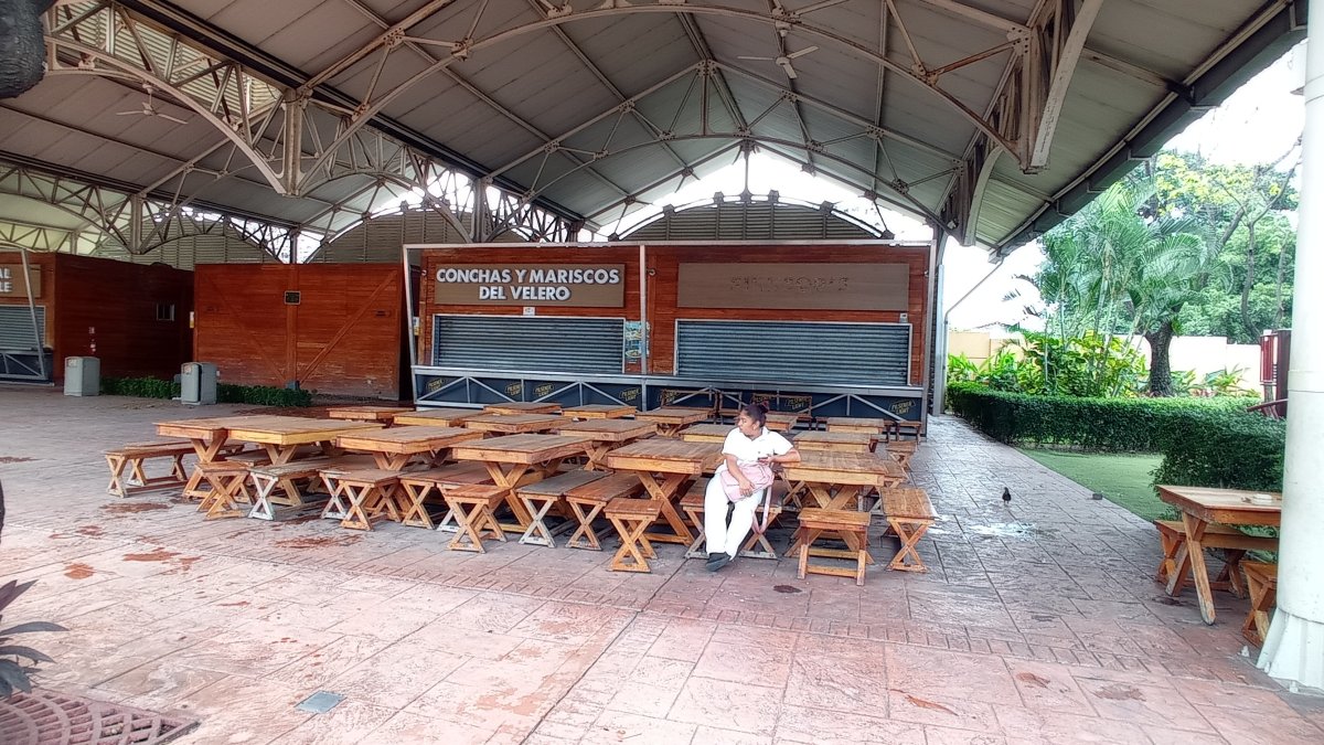 La plaza de mariscos, por el lado de la calle Aguirre, está cerrada. Solo quedan las sillas, en las que a veces descansan las personas que de vez en cuando visitan el malecón del Salado.