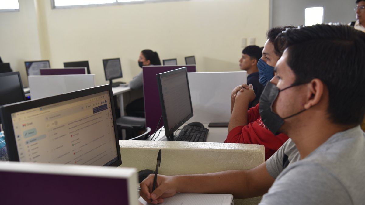 Estudiantes de un centro de educación superior durante una clase presencial.