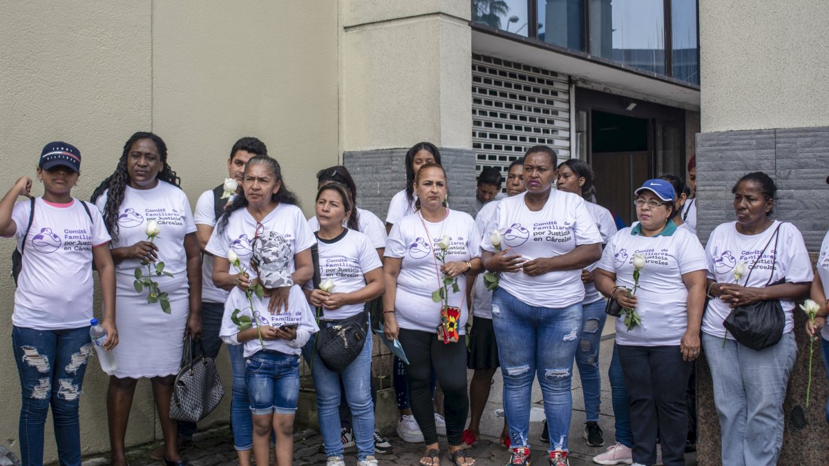 Familiares de las víctimas de las masacres carcelarias estuvieron en la presentación de la demanda.