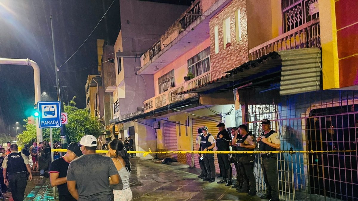 El hombre fue atacado a tiros cuando salía de un billar