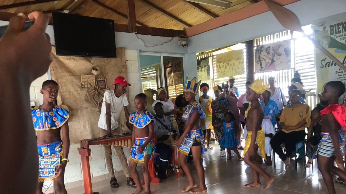 Actividad. Niños y niñas de entre los 8 a 12 años de edad participan de una presentación en el centro intercultural de la ciudad, Casa de la Juventud.
