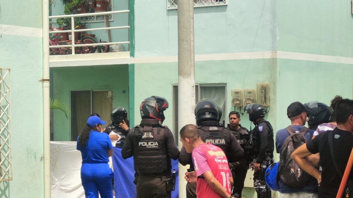 Una foto refrencial donde la policía investiga el asesinato