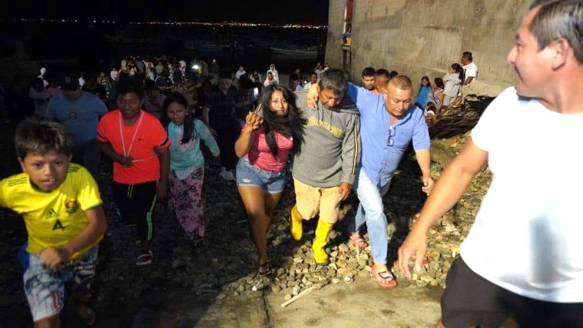 Arribo. Decenas se personas se acercaron hasta la rada de Santa Rosa, en Salinas, en donde se había anunciado que llegarían los pescadores rescatados.