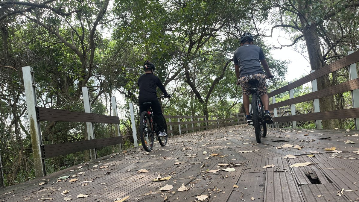 Queja. Los ciclistas que van por la ruta temen tropezar por culpa de los huecos y sufrir daños.