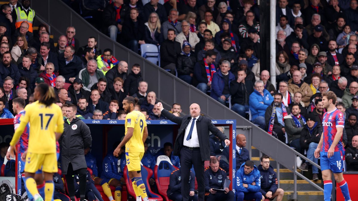 El conjunto del inglés Sean Dyche (c) igualó sin goles frente al Crystal Palace.