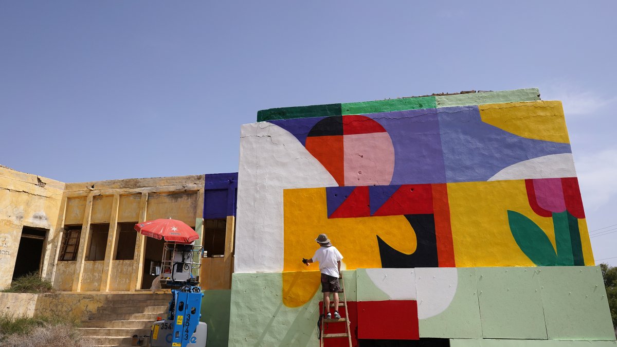 Artistas urbanos, la mayoría latinos, decoran con sus murales unos barracones abandonados al pie del mar Muerto en Israel.