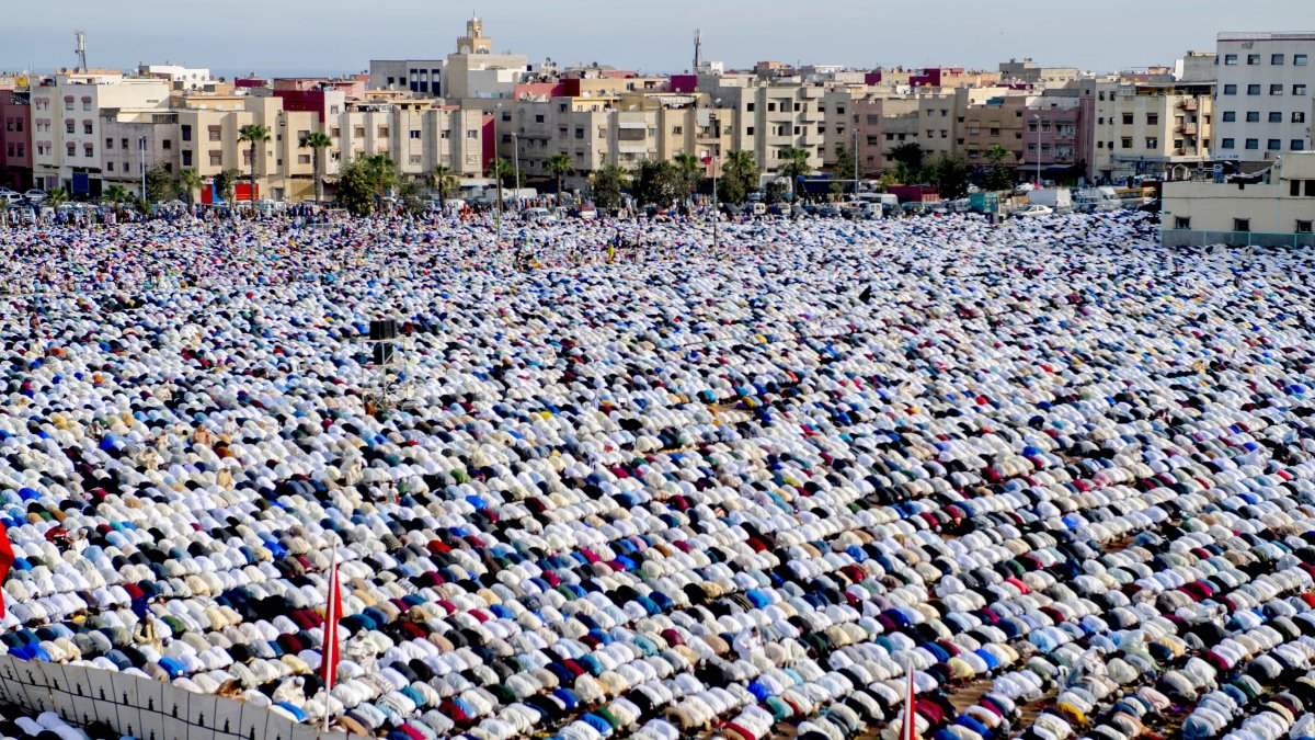 Los marroquíes celebran el fin del Ramadán con rezos multitudinarios.