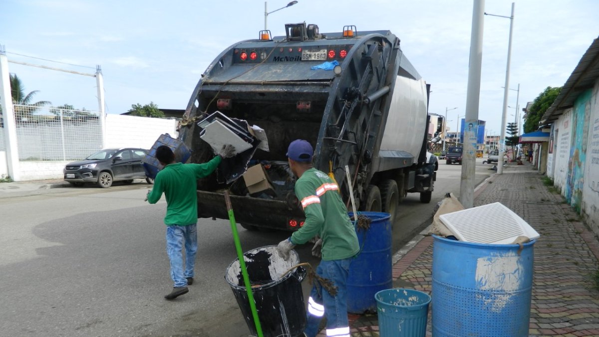 Los vehículos recogen la basura de las calles de Playas.