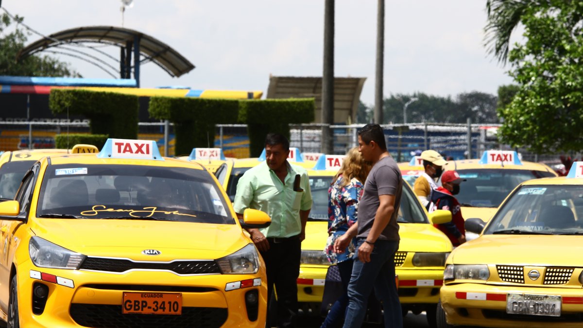 En la terminal terrestre de Guayaquil, los taxistas se sienten un poco seguros al coger pasajeros.