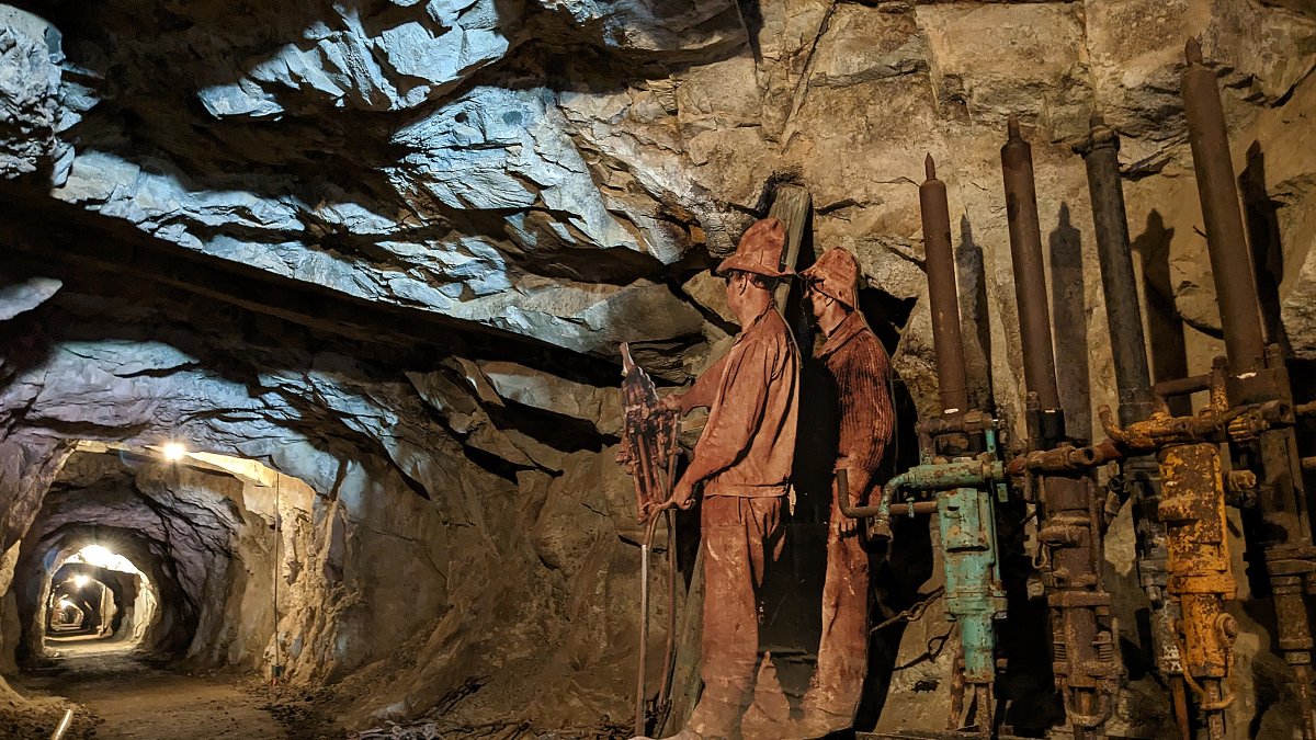 Fotografía del interior del El túnel, abierto por la antigua mina de Acosta que inició sus trabajos en 1727.