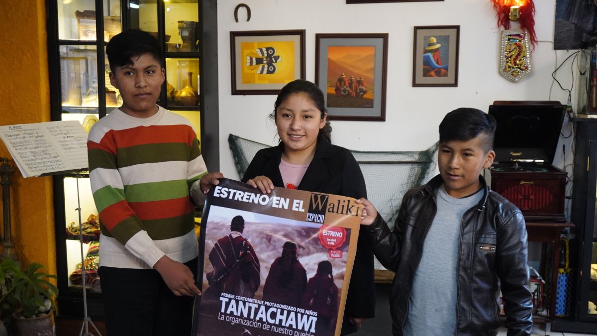 Los hermanos Yawar Inti (i) y Qhapaq Amaru (d) Callizaya junto a Luz Camila Copa, integrantes del elenco del corto audiovisual infantil 