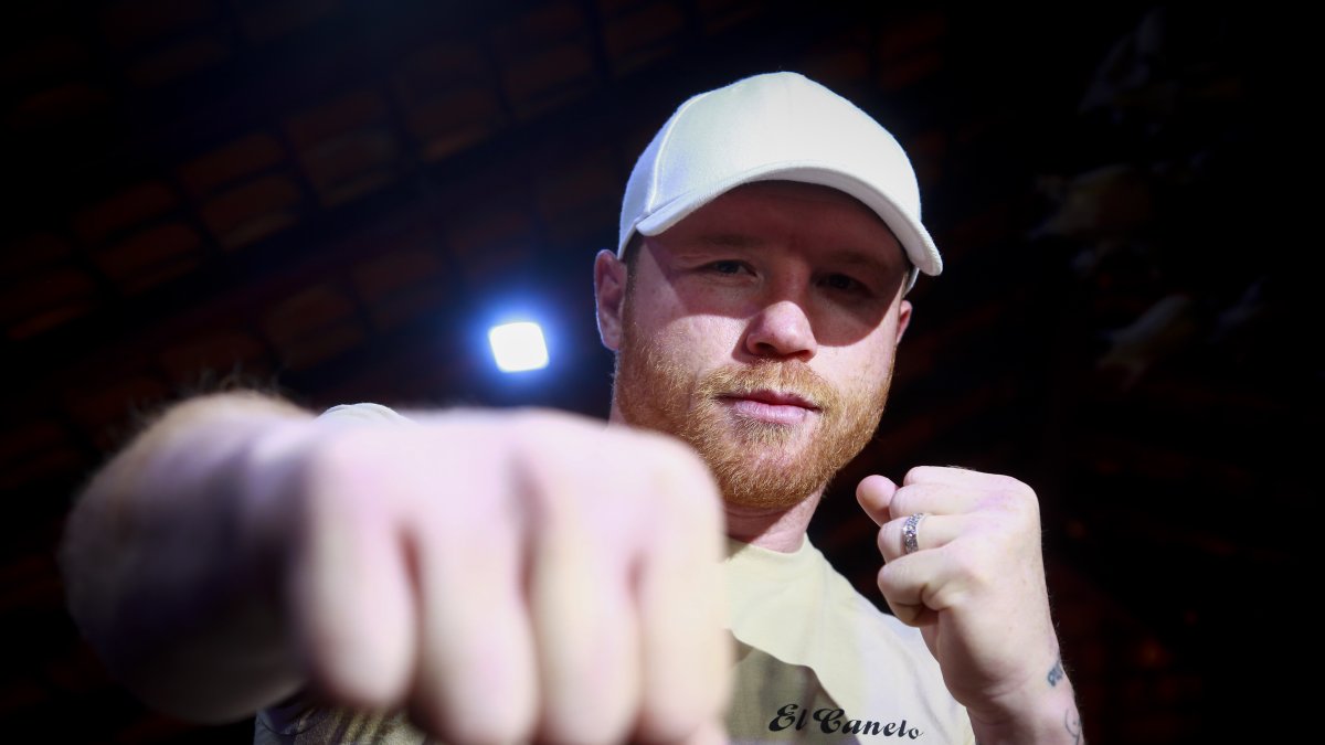 Canelo declara dentro del gimnasio de su rancho, en Guadalajara.