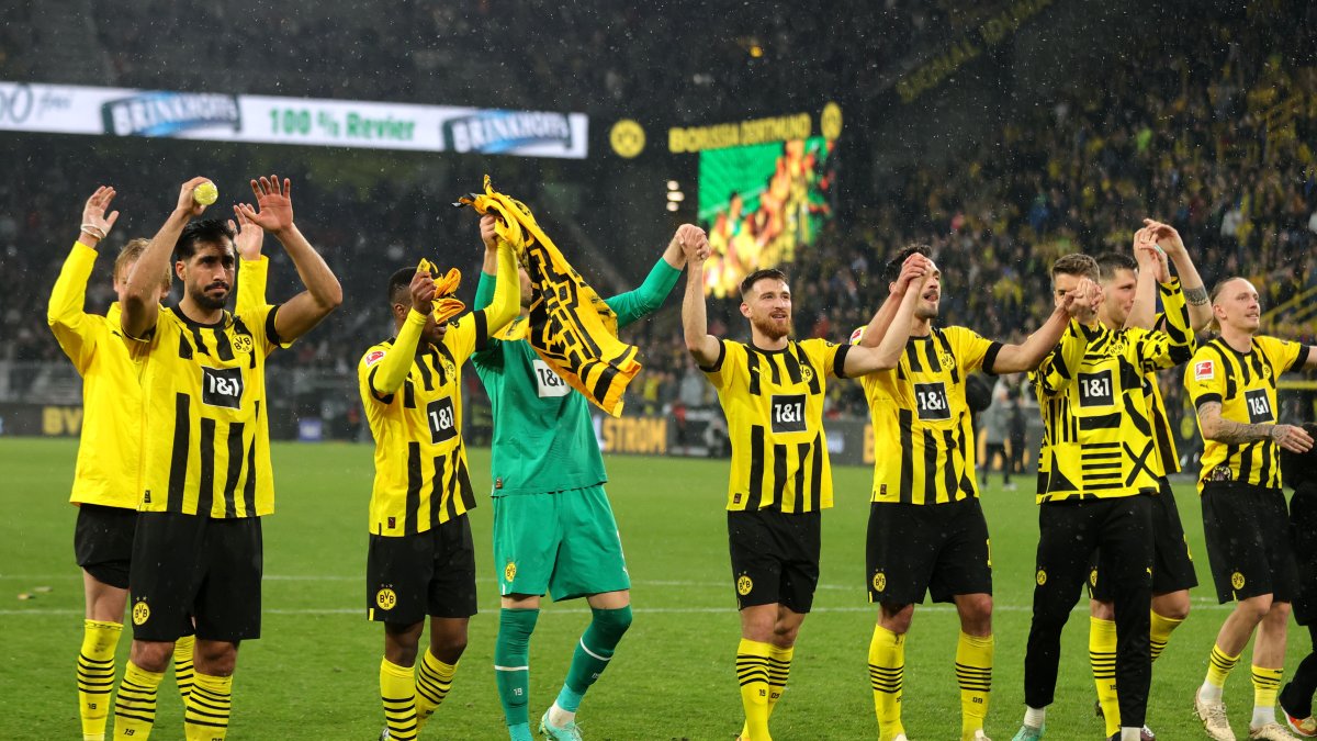 Los jugadores de Dortmund celebran después de ganar el partidoante el Eintracht Frankfurt.