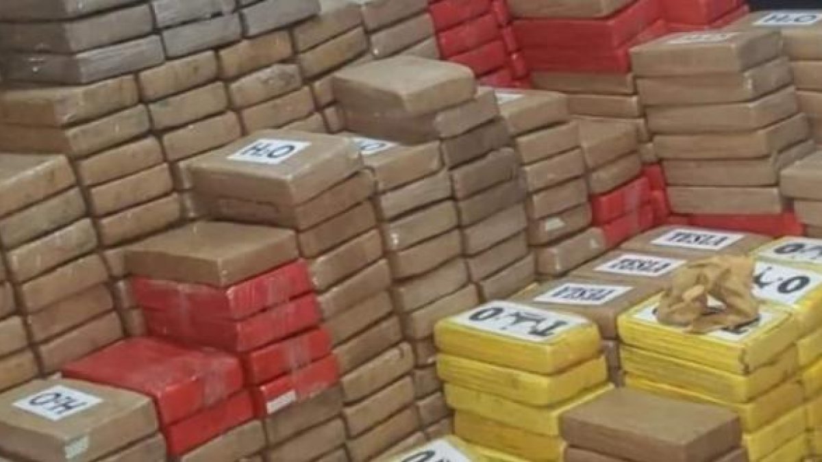 En la sala del inmueble se hallaron los paquetes tipo ladrillo de cocaína