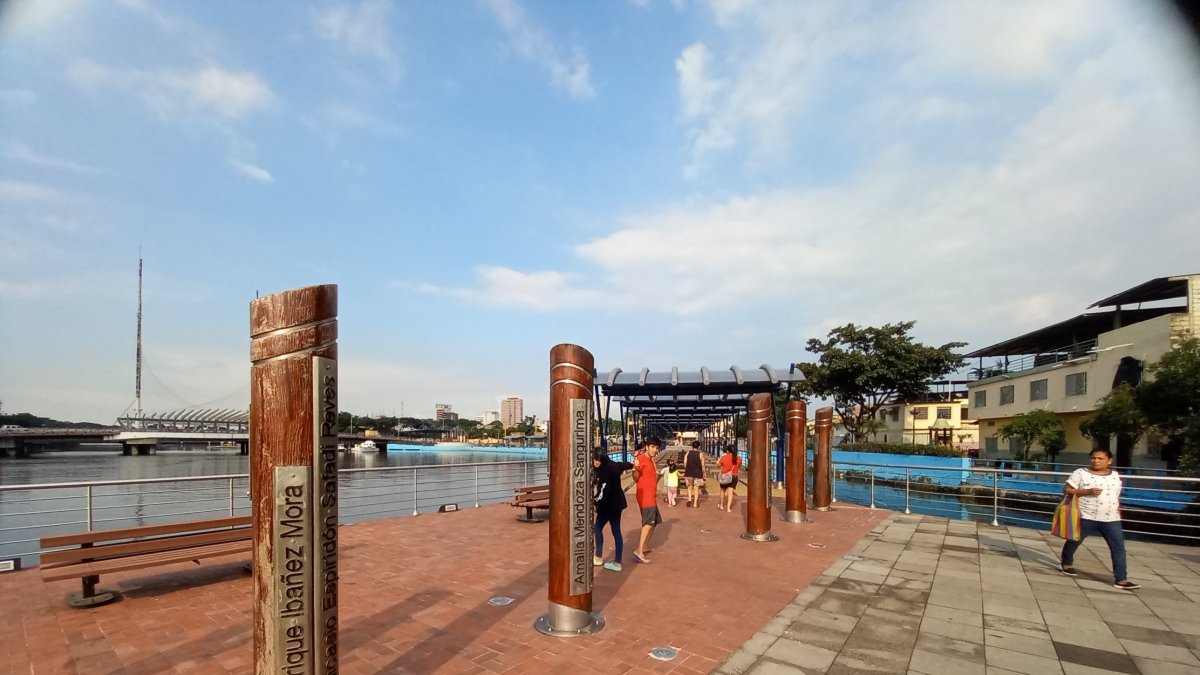 Mantenimiento. Las columnas en honor a cantantes nacionales están descoloridas por falta de mantenimiento.