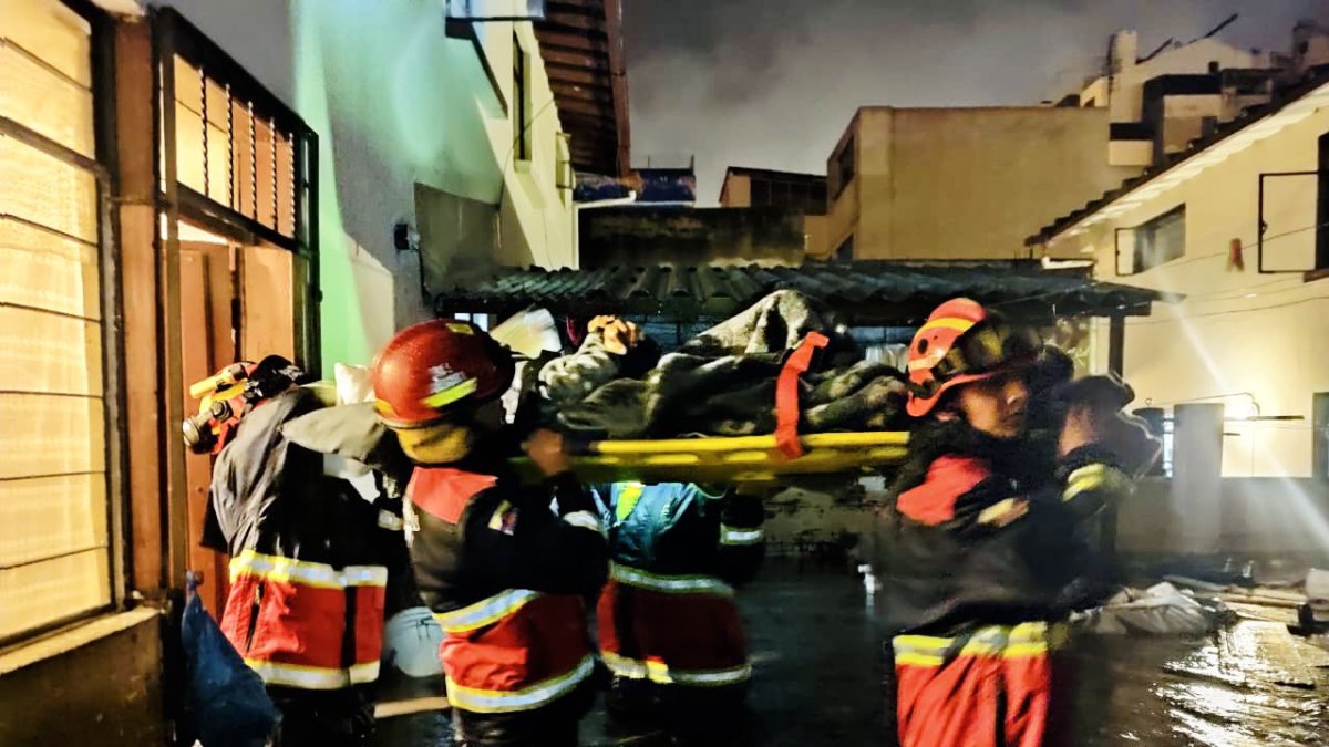 Personal especializado del Cuerpo de Bomberos trabaja en el sitio del suceso.