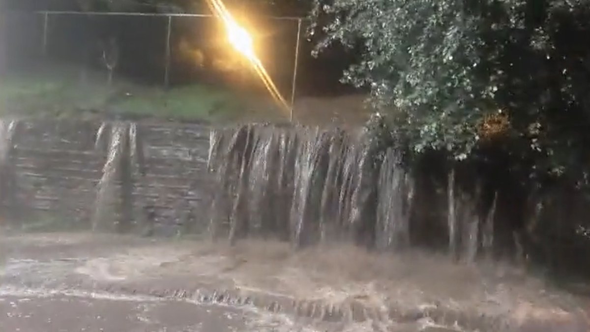 La Agencia Metropolitana de Tránsito mostró en sus redes sociales una especie de cascada formada en el sitio.