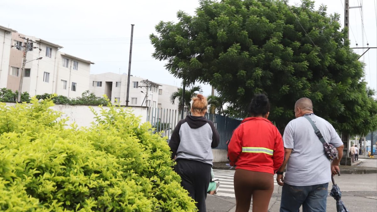 Familiares de la víctima se acercaron esta mañana para identificar el cuerpo.