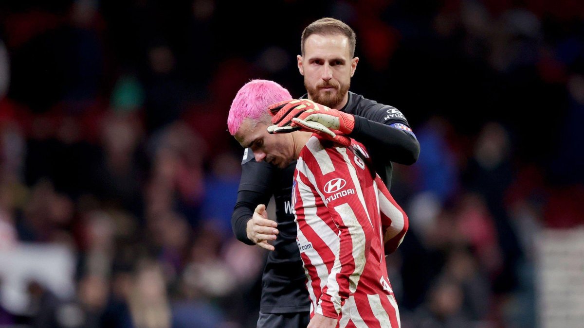 Jan Oblak, consuela al delantero Antoine Griezmann.