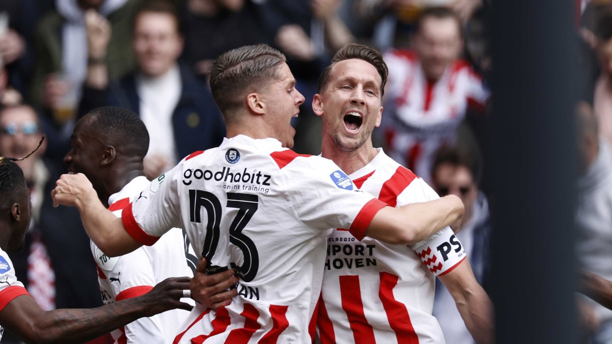El delantero Luuk de Jong (d), del PSV Eindhoven, celebra el 1-0 contra el Ajax.