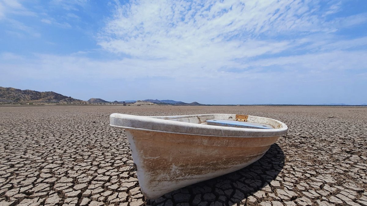 Una lancha varada en una área seca de la presa Abelardo L. Rodríguez, en Hermosillo.