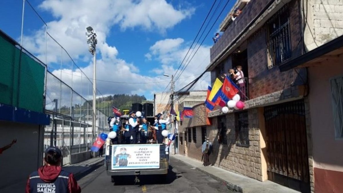Quito. Bandas de música, bastoneras y carros alegóricos desfilaron por las calles del barrio.