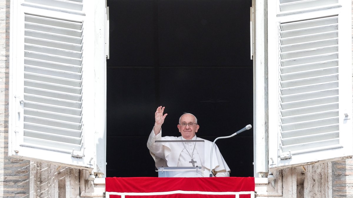 El papa Francisco saluda, tras el rezo del Regina Coeli, a los fieles congregados en la plaza de San Pedro.
