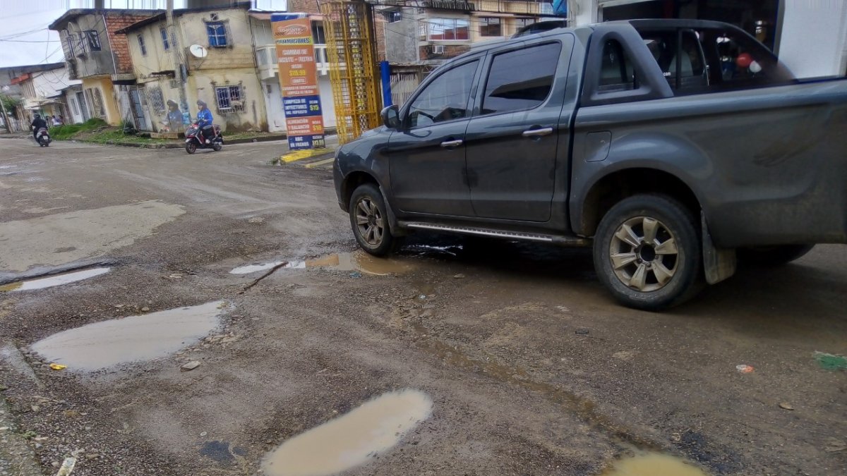 Los huecos en las calles de Playas se hacen más grande con las lluvias.
