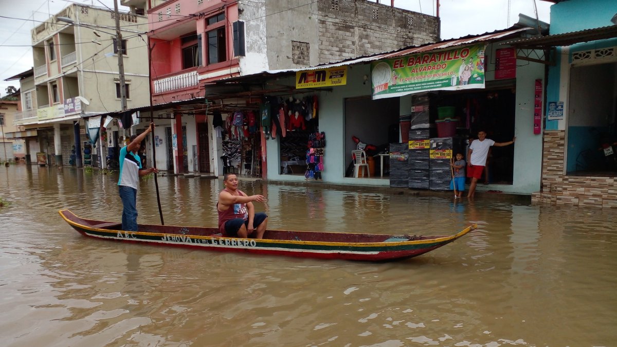 El 50 % de la parroquia Junquillal está bajo el agua. Reportan muerte de gallinas y cerdos.