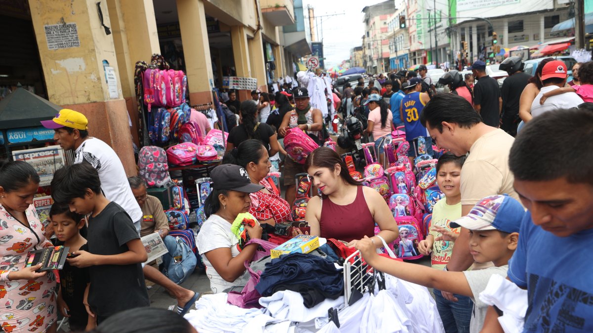 Las prendas escolares varían de precio de acuerdo a la talla.