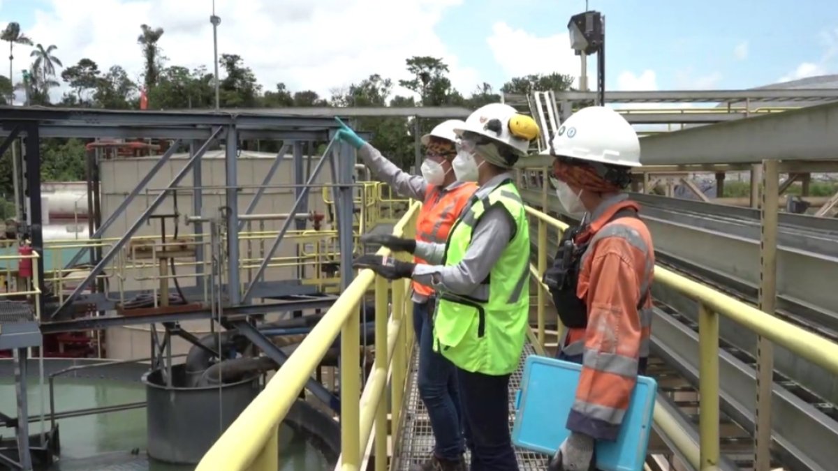 Labor. Un personal trabaja en una mina en Ecuador.