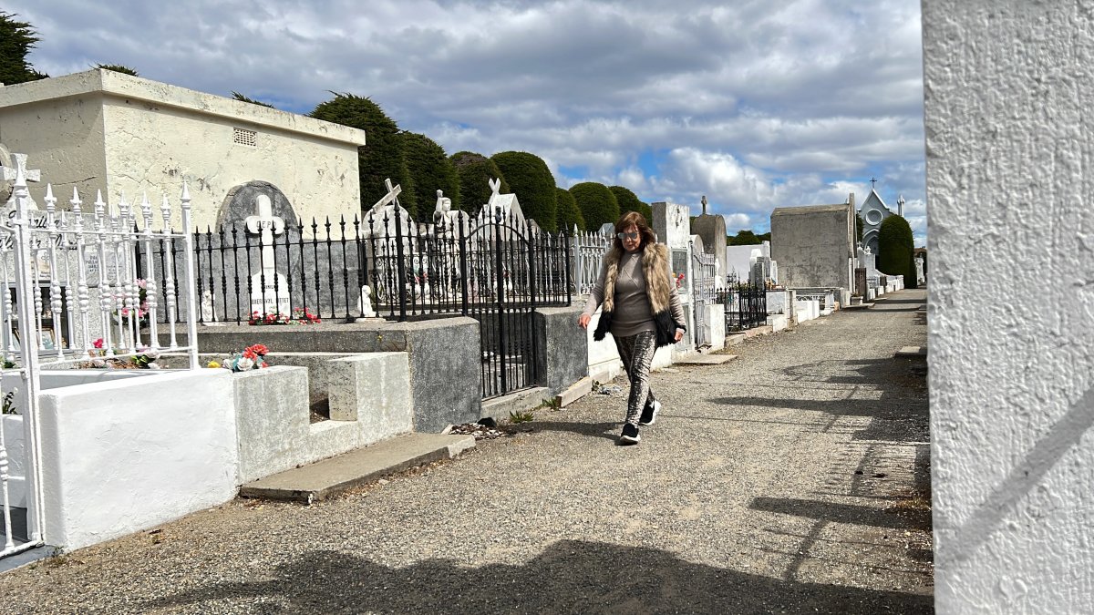 Una mujer camina por el cementerio Sara Braun, el 9 de diciembre 2022, en la ciudad de Punta Arenas (Chile).
