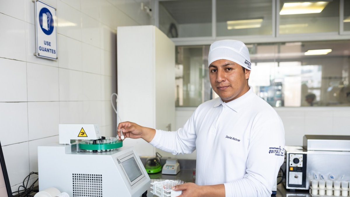 Empresa.- Un trabajador en la planta de Vita Alimento.